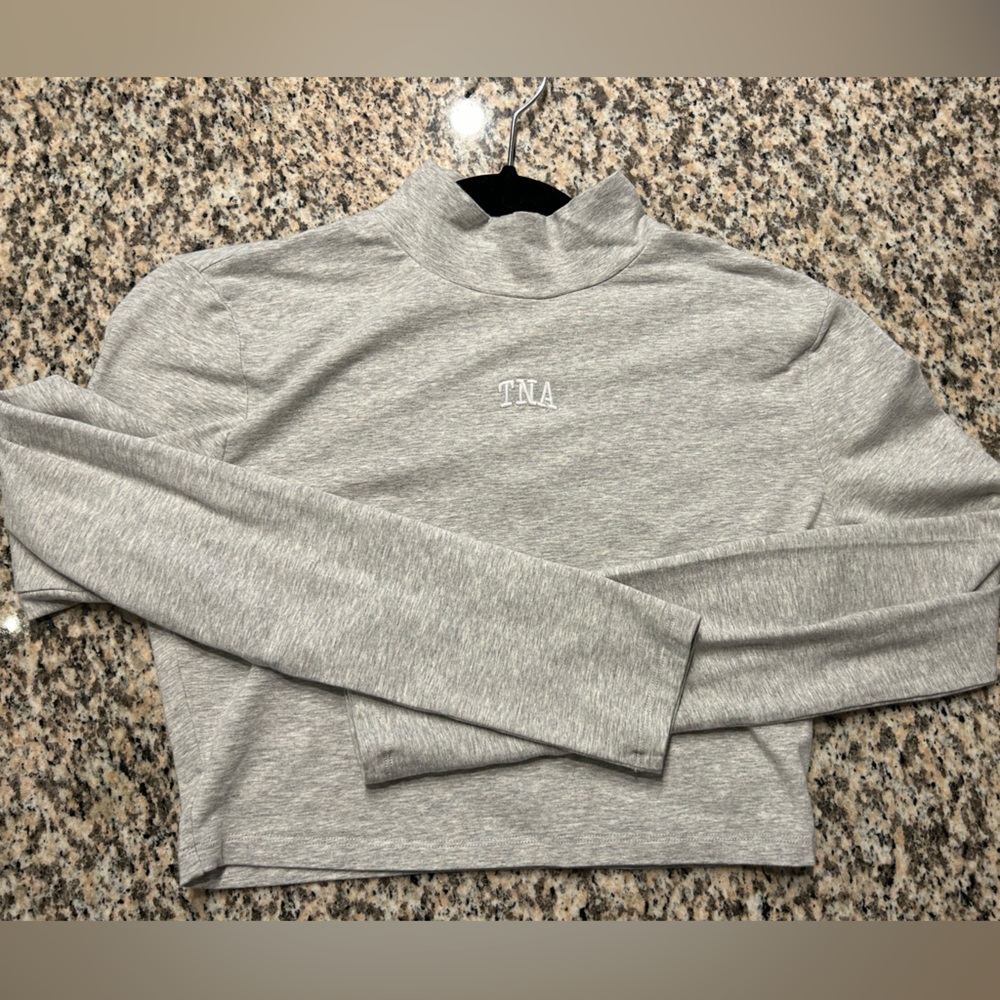 Aritzia TNA cropped long sleeve